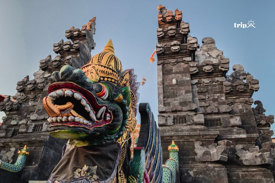 Đền xây bằng đá núi lửa ở Bali - Tripa