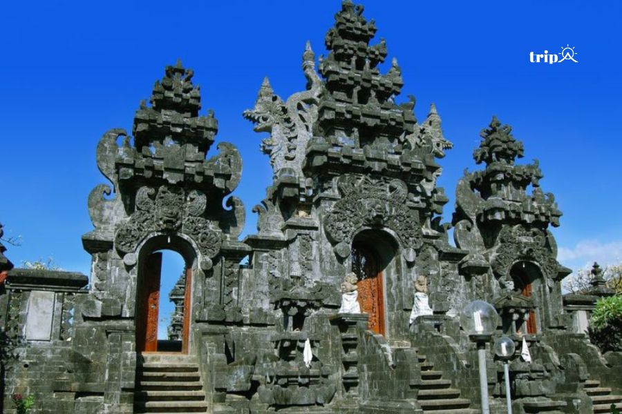 Đền xây bằng đá núi lửa ở Bali - Tripa
