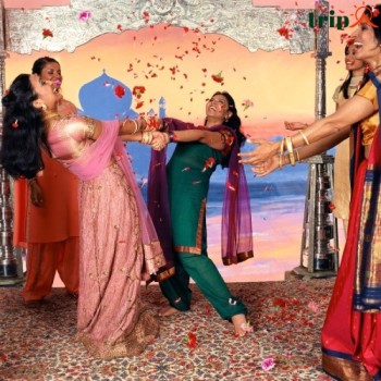 TẠI SAO NHỮNG BỘ PHIM BOLLYWOOD HAY CÓ CẢNH NHẠC VÀ NHỮNG ĐIỀU PHI THỰC TẾ