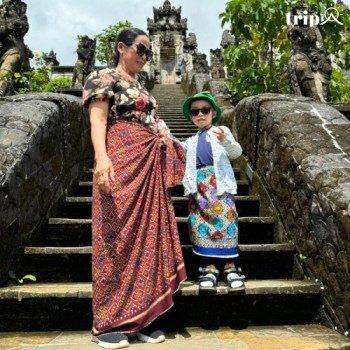 VÌ SAO DU KHÁCH PHẢI QUẤN XÀ RÔNG KHI VÀO ĐỀN Ở BALI?